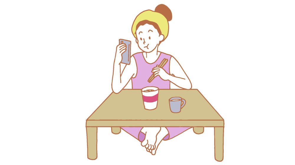 食事しながらスマホで推し活を楽しむ主婦のイラスト