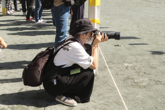 運動会写真撮るお母さん
