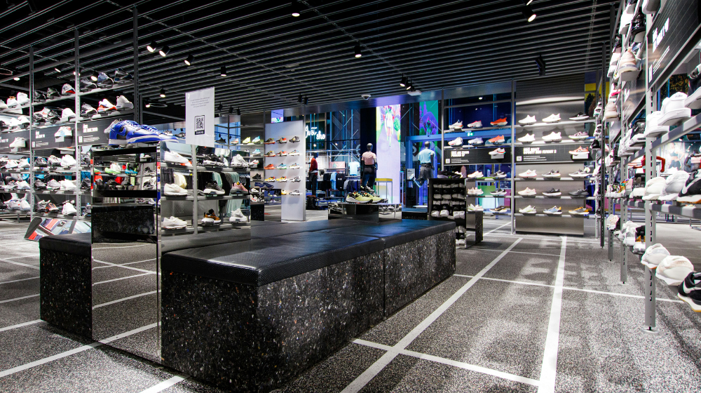 種類が豊富なスポーツ用品店のシューズ売り場で、陸上用の靴の選択肢の多さに気づいた様子