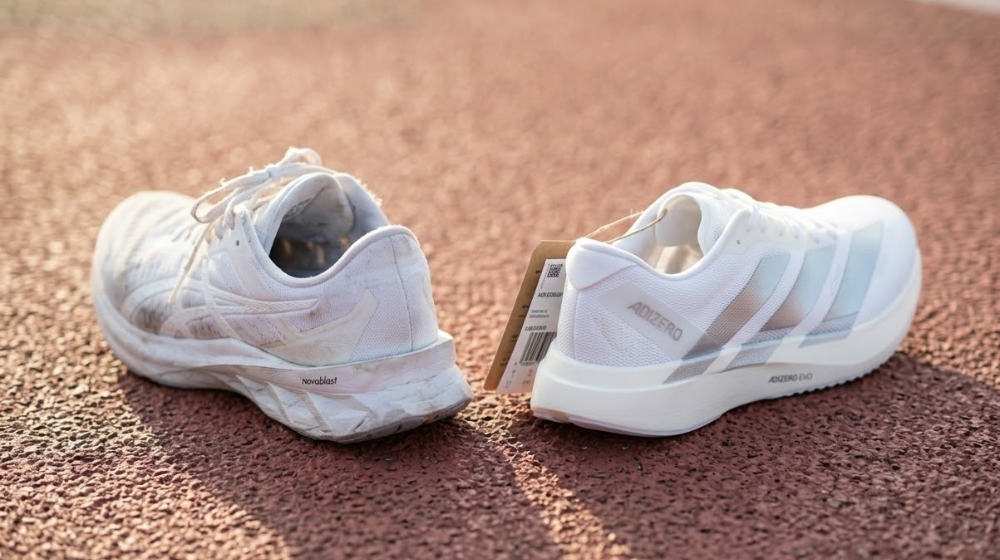 陸上トラックの上に並んだ、1年間履き込んだアシックスのノヴァブラストと新品のアディゼロ EVO SLの比較写真